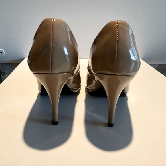 🇺🇸 TAHARI Tan Pumps / Heels, Size 9 - Picture 6 of 8